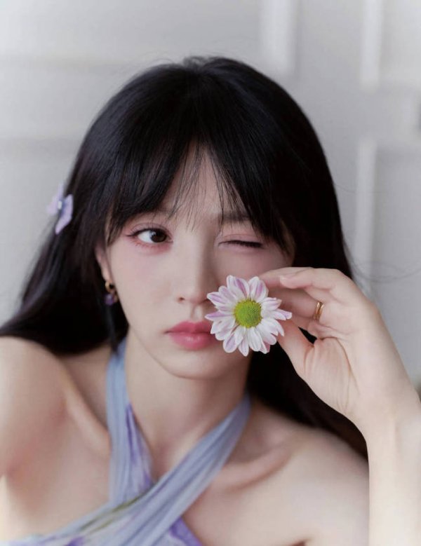联丰优配  田曦薇穿挂脖长裙韵味十足 微卷簪花造型甜美灵动